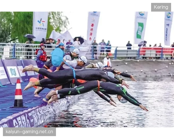 铁人三项比赛一人游泳溅起海啸般水花
